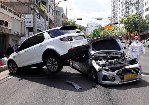 대구 앞산순환도로서 트럭 등 7중 추돌…12명 부상