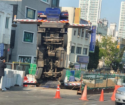 인천 지하철 공사현장서 13t 크레인 넘어져…인명피해 없어