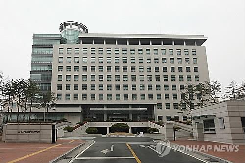 자가격리 중 출근·외출한 4명 불구속 기소