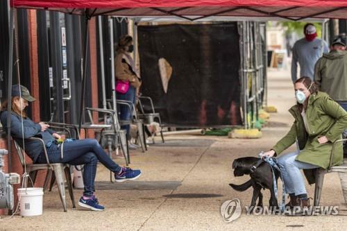 미, 반려견서 코로나19 첫 양성…"반려동물도 사회적 거리두기"