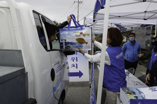 완도군, 싱싱한 광어·전복회 고금대교서 드라이브스루 판매