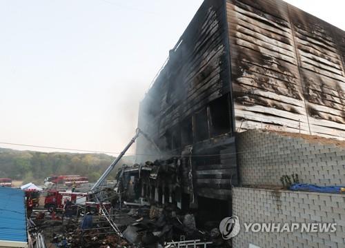 이천 물류창고 화재 현재 사망자 36명…"아직 인명수색중"