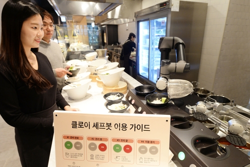 빕스에 국수 만드는 'LG 클로이 셰프봇' 추가 도입