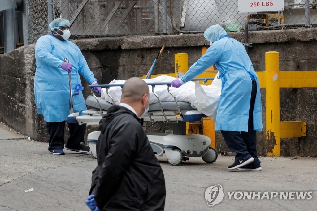 "트럼프 `사회적 거리두기` 연장 이유, 참담한 뉴욕병원 모습"