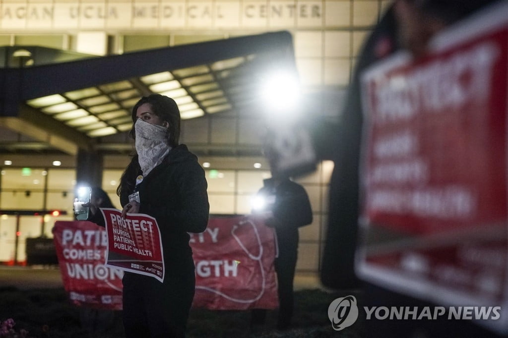 미국 병원 간호사들 "의료장비 부족 해결해야" 촛불집회