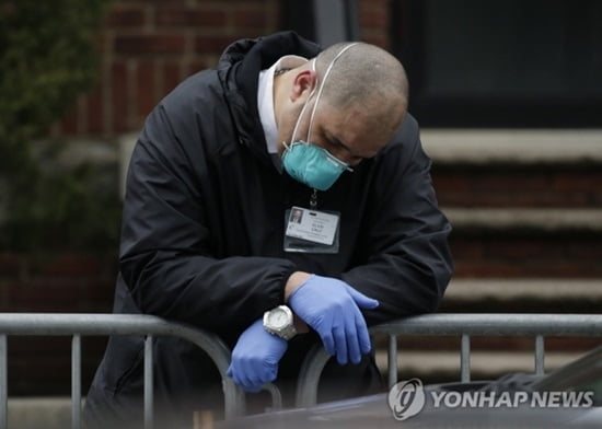 `하루 1천명` 미국 코로나 사망자, "실제론 훨씬 많다"