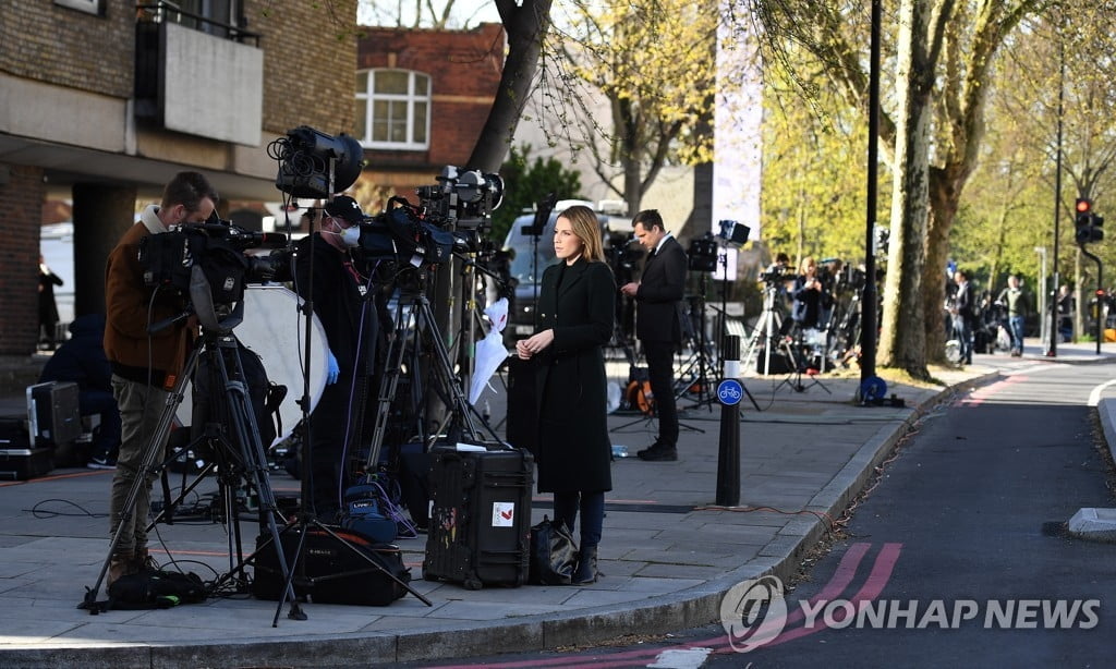 "英 존슨 총리, 산소호흡기 이용 `사실무근`…정신 맑다"