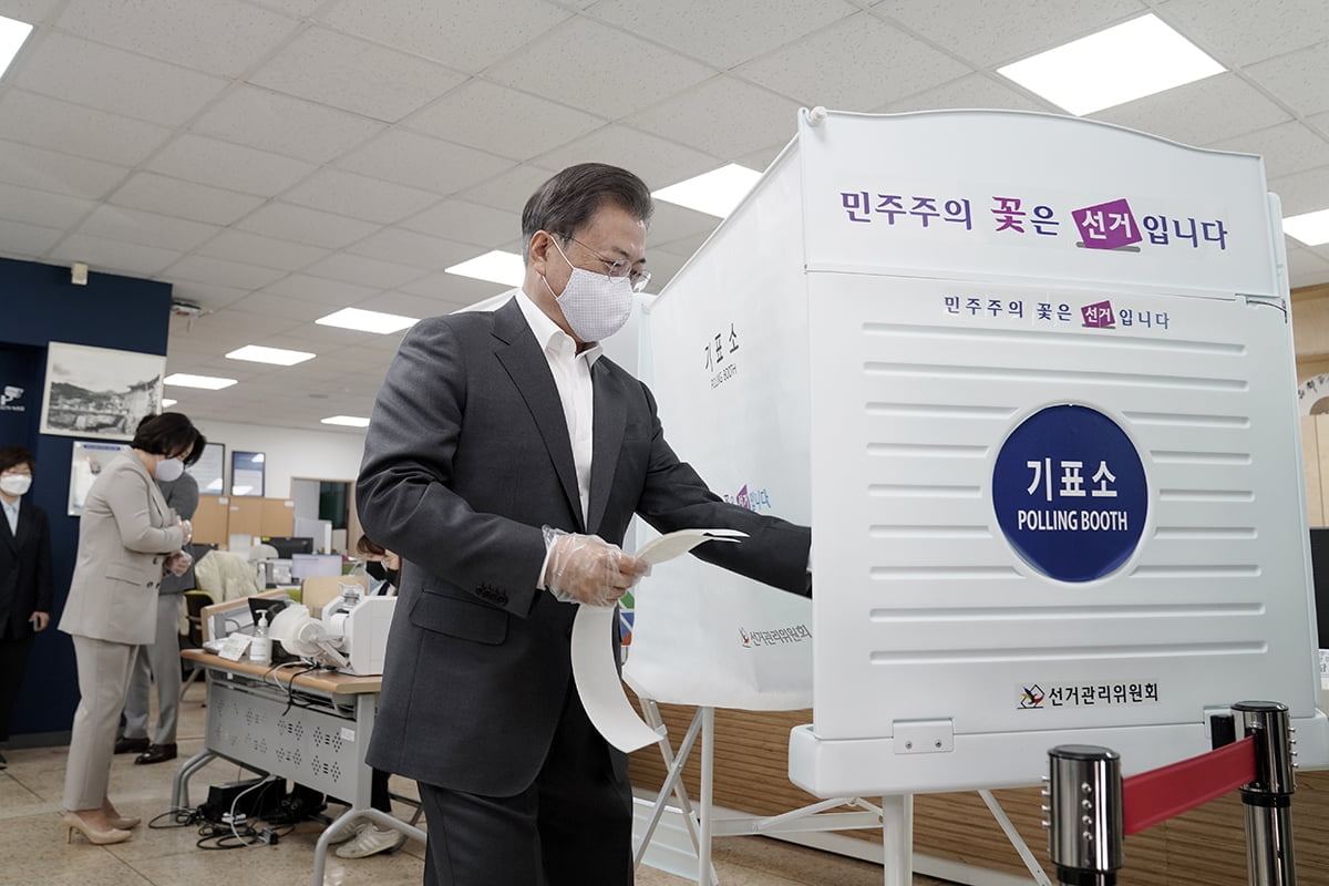 문 대통령 "위대한 국민의 선택…막중한 책임 느껴"