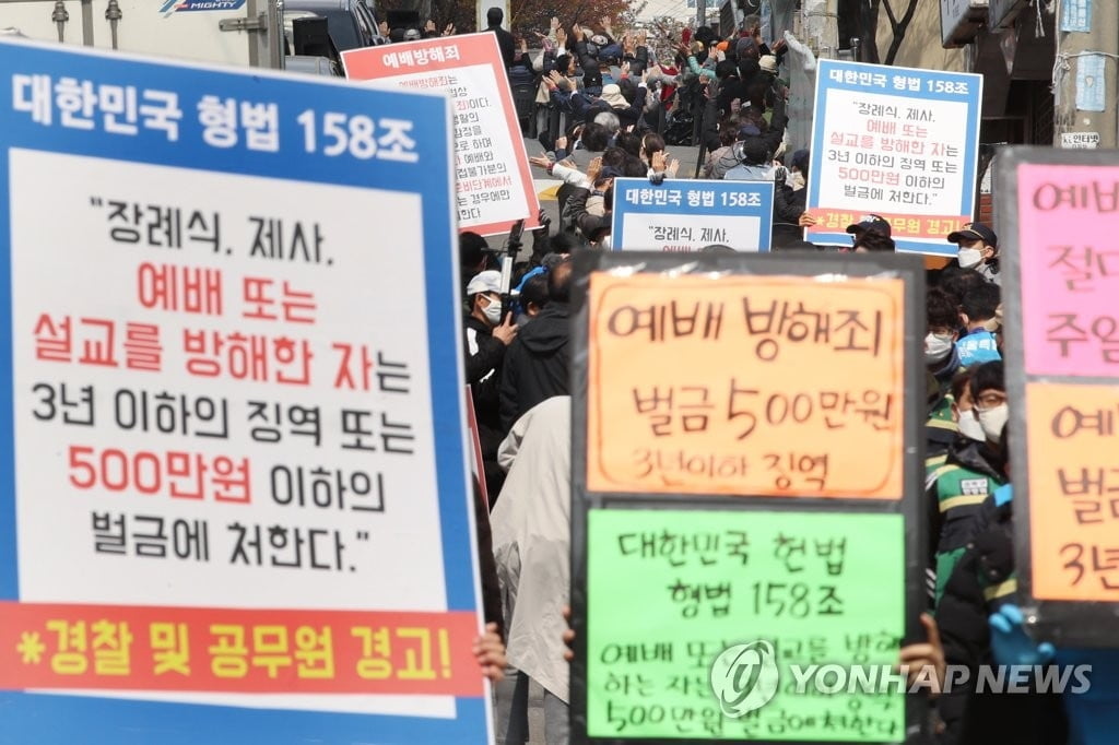 부활절 예배·사전투표로 `접촉` 급증…"증상 보일땐 검사 받아야"