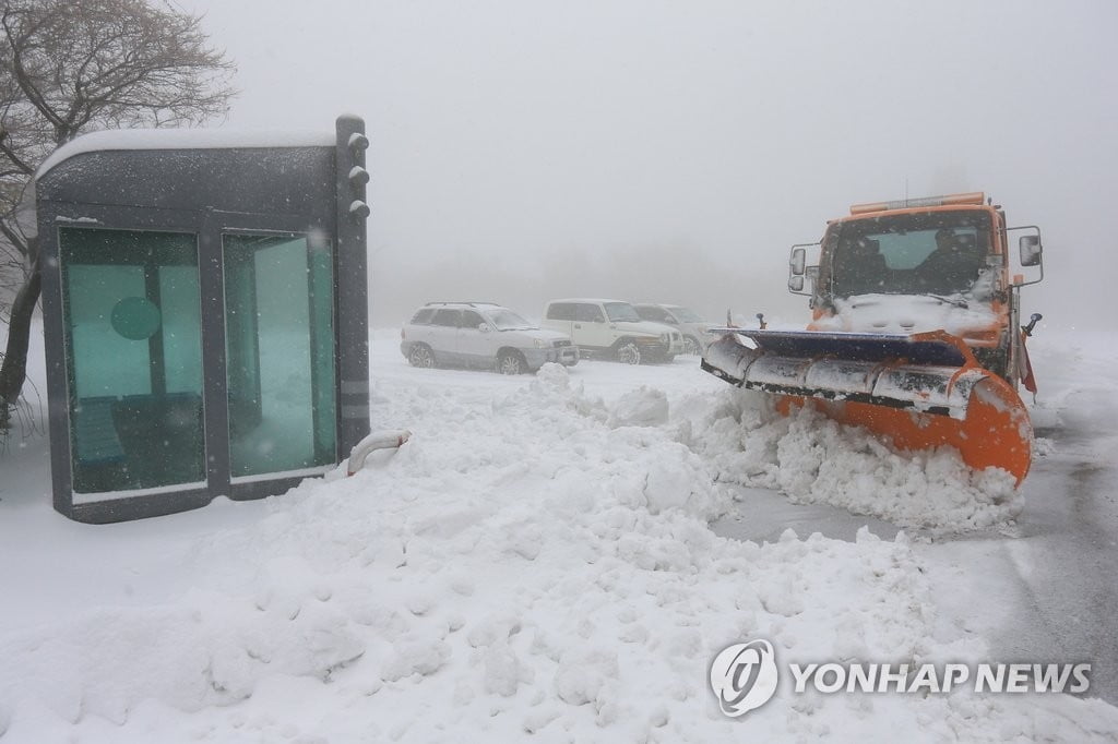 4월 중순에 대설경보...제주 윗세오름 23.4㎝ 쌓여