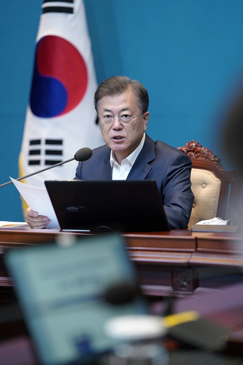 문 대통령 "가장 큰 걱정은 고용…IMF 되풀이 않아야"