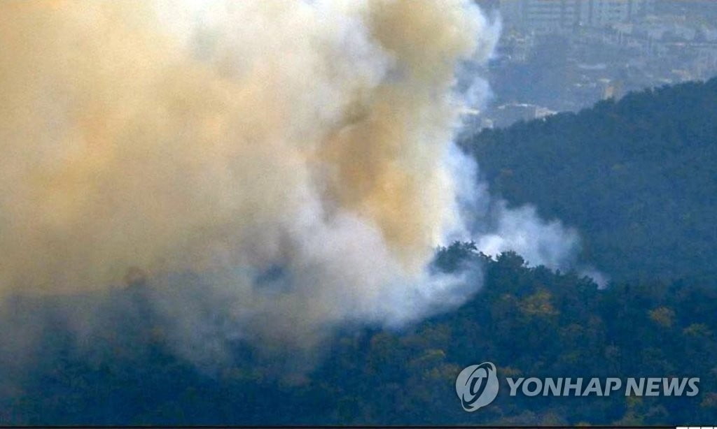 수원 광교산 산불 3시간째 진화 중…헬기 13대 투입