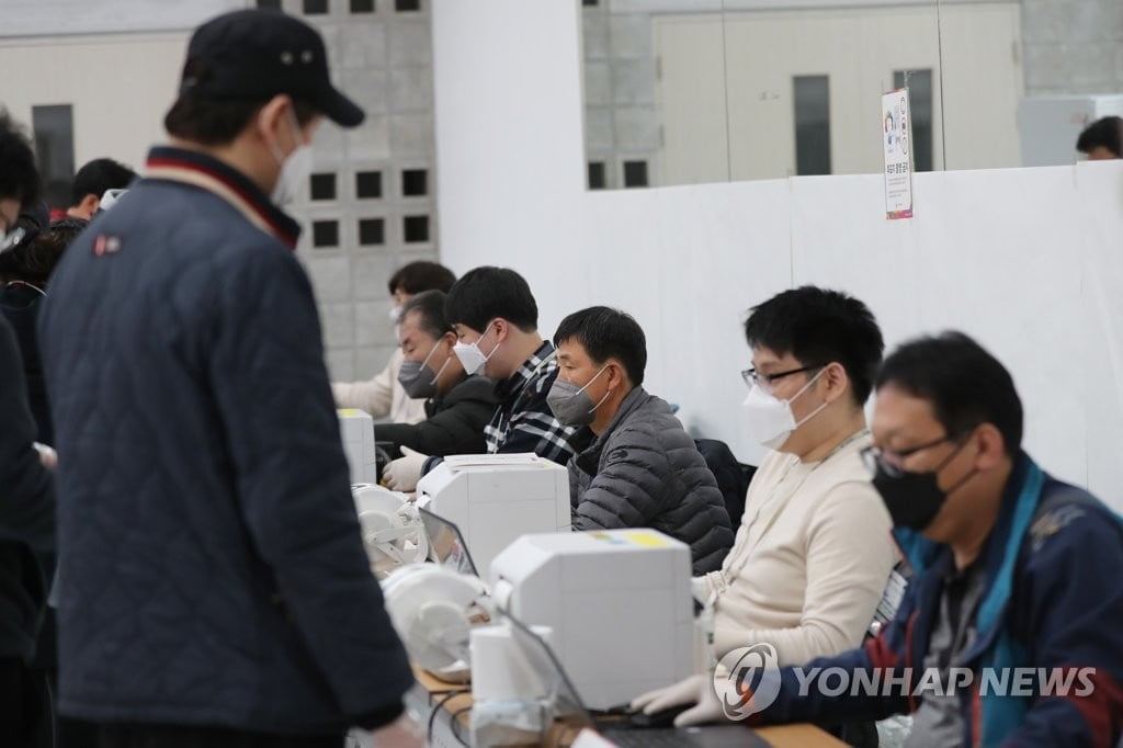 세계 첫 `코로나 선거` 한국 총선에 외신들 `주목`…"美대선에 영향 미칠 것"