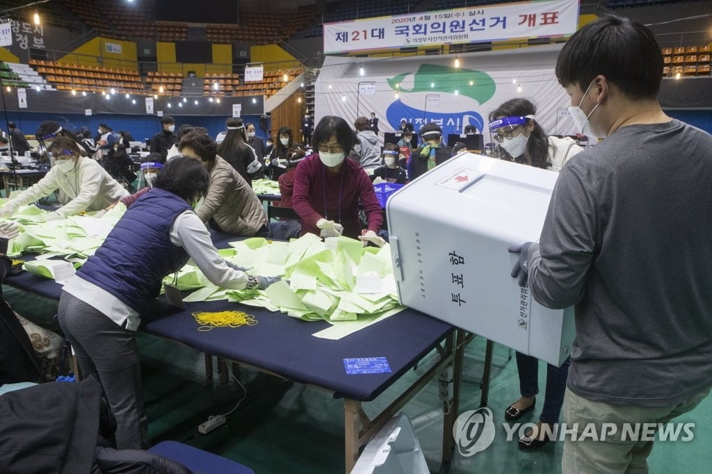 개표소도 `철통 방역`…마스크·안면보호대 중무장