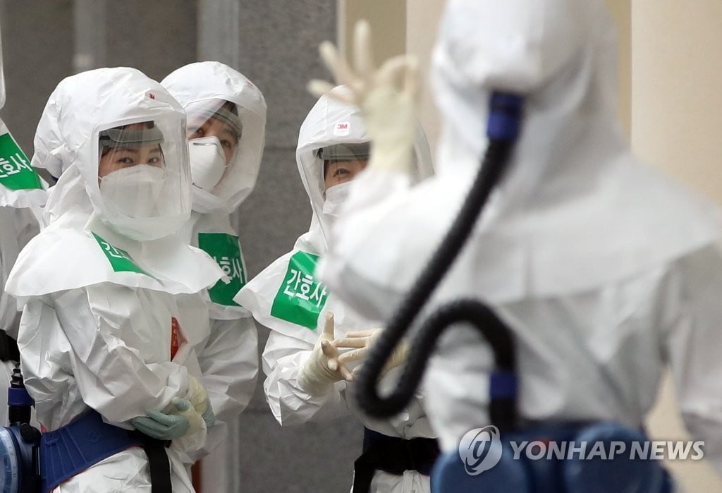 `생활방역` 관건은 의료체계…"환자 수로는 감당 여부 판단 어렵다"