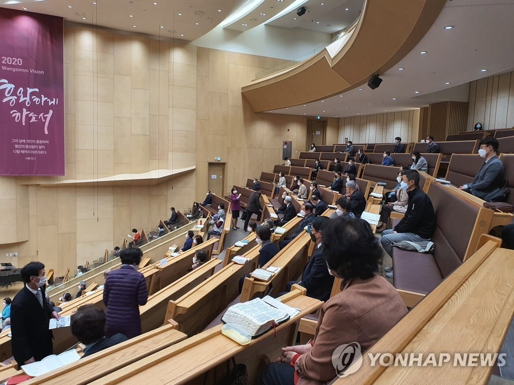 `사회적 거리두기` 연장에도 서울 일부교회 현장예배 강행…"예배방해죄는 범죄"