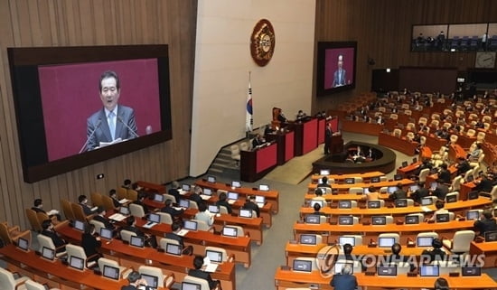 전국민 재난지원금 국회 논의 착수...제때 처리 `불투명`