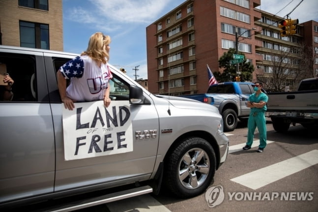 미국 확진 76만명·사망 5만명…시위대 막아선 의료진