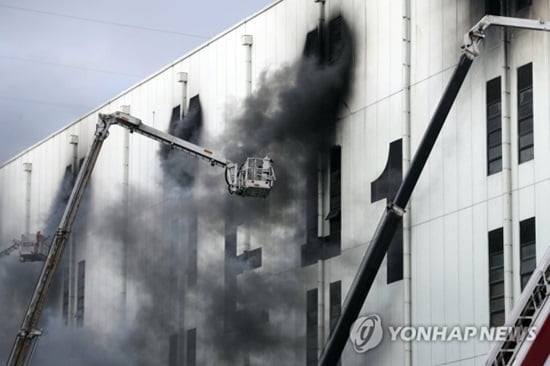 군포 물류센터 화재, 17시간 만에 꺼져…원인은 `담배꽁초`