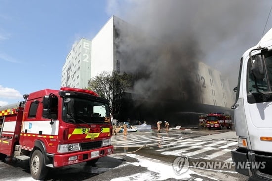 군포 물류센터 화재 피해액 220억…꽁초 버린 외국인 노동자 체포