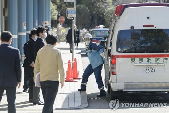 `병상부족` 일본 50대 `코로나19` 확진자, 자택대기 중 사망