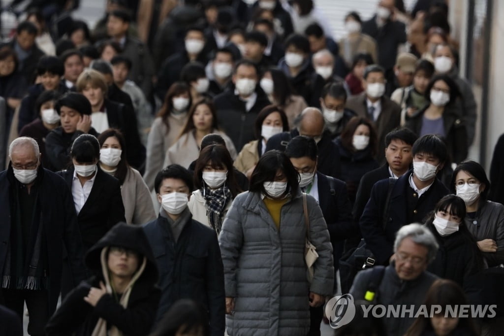 일본, 사흘 연속 400명대 신규 감염…정부대책실 직원 확진