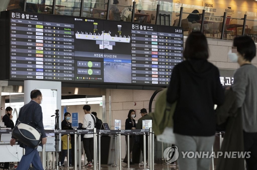 연휴 앞두고 항공·철도편 `매진`…방역당국, 재확산 `비상`