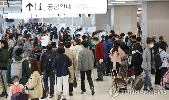 `황금연휴 시작` 김포∼제주 노선 작년수준 회복…공항 북적