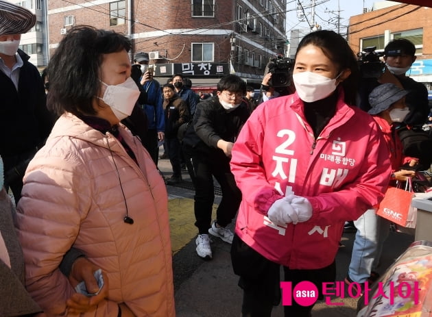 [현장에서] '미모 여전하네' 심은하, 지상욱 유세 현장서 내조의 여왕 등극