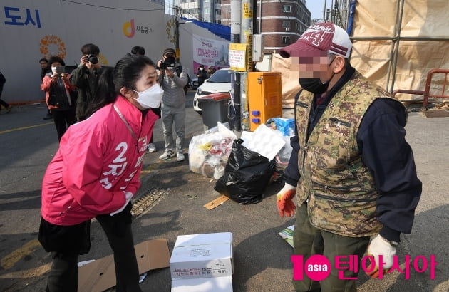 [TEN 포토] 심은하 '남편 알리러 나왔어요~'