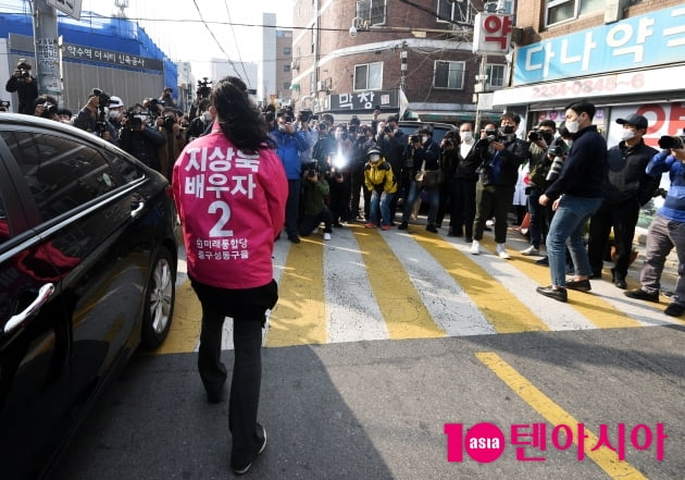 [TEN 포토] 심은하 '많은 취재진 앞에서 지상욱 응원'