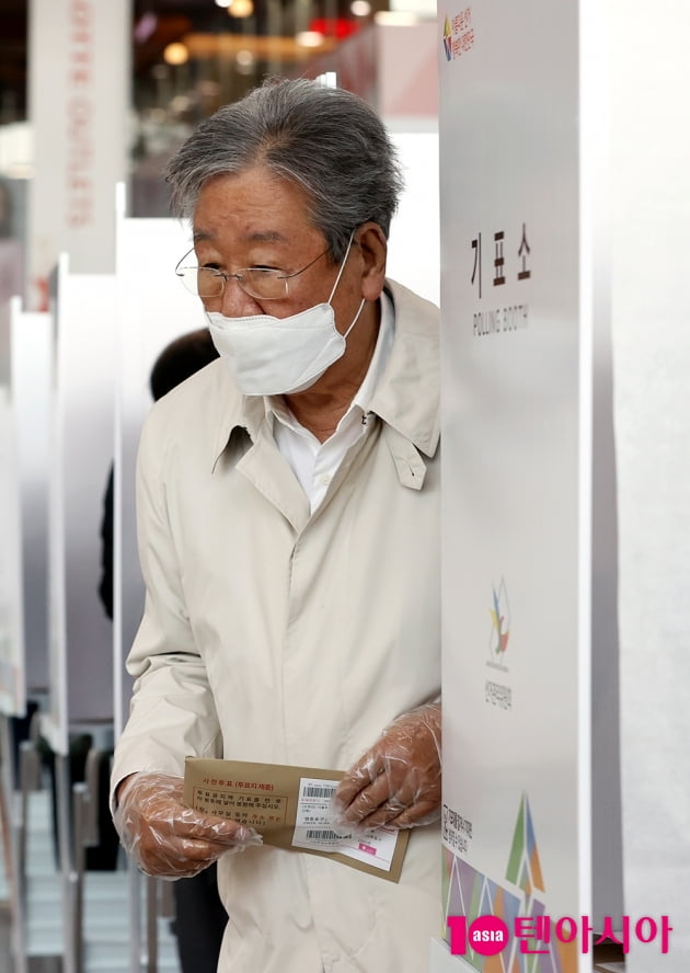 [TEN 포토] 최불암, '소중하게 쥔 사전투표 봉투'