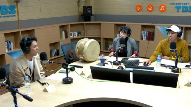 라디오 '9595쇼'에 출연한 트로트가수 장민호/ 사진제공=TBS FM