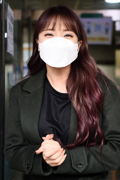 [TEN포토] 홍진영 '투표소를 녹인 눈웃음'