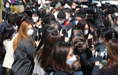 [TEN 포토] 위너 이승훈, '팬들이 몰려 아수라장이 된 훈련소 앞'