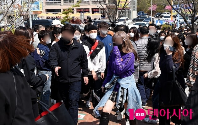 [TEN 포토] 위너 이승훈 '훈련소까지 마중나온 팬들에 북적북적'