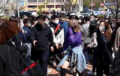 [TEN 포토] 위너 이승훈 '훈련소까지 마중나온 팬들에 북적북적'