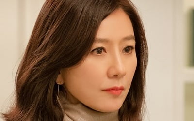 '부부의 세계' 김희애, 우아하고 섹시한 패션도 '특급 관심'