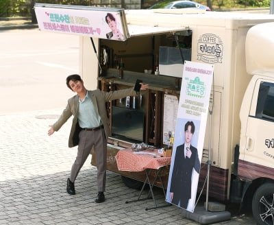 [TEN 포토] 김수찬 '팬들이 보내준 커피차에 행복해~'