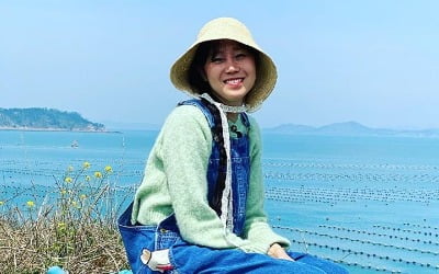 공효진, 푸른 바다의 동백…'삼시세끼' 촬영 중 해사한 미소