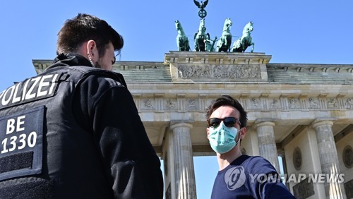 일상 멈춰선 독일, 마스크 권고 '군불'…문신 디자이너도 제조