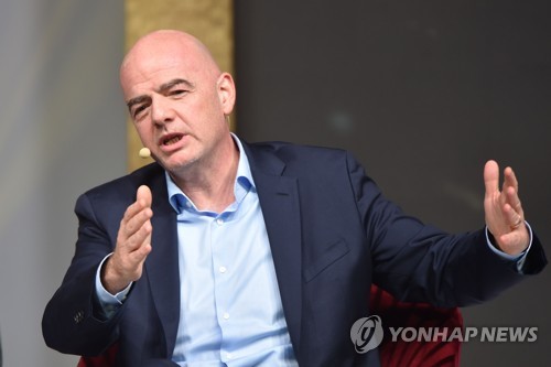 인판티노 FIFA 회장 "100% 안전 보장 없는 시즌 재개, 무책임해"