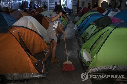 미국, '공중보건' 이유로 망명제도 중단…1만명 멕시코로 추방