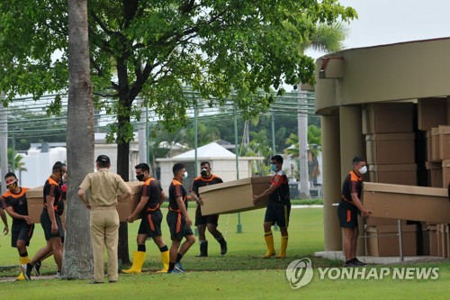 코로나19 시신 늘어나는 에콰도르서 수감자들이 관 제작 나서