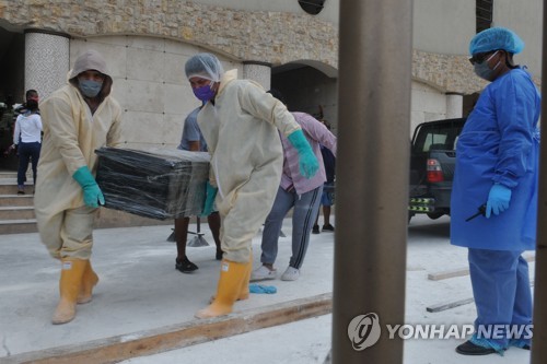 코로나19 시신 늘어나는 에콰도르서 수감자들이 관 제작 나서