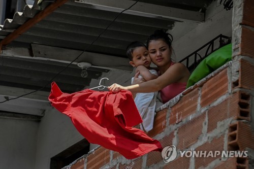 콜롬비아 빈민가에 내걸린 빨간 천…"먹을 게 없다" 절박한 외침