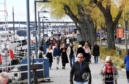 스웨덴 집단면역의 대가는 노인희생…보건정책 실패론 득세