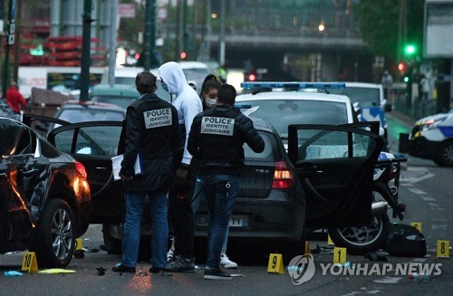 프랑스 파리서 경찰에 차량돌진…"범인 'IS 위해 테러' 진술"