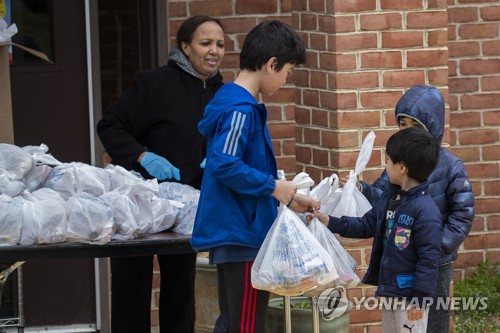 코로나19 학교 무료급식 받아 온라인서 되판 미 얌체 어른