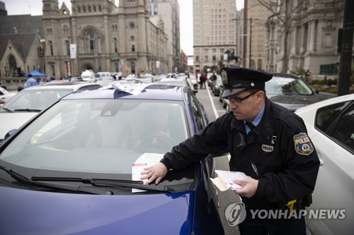 코로나19가 바꾼 미 시위문화…거리행진 대신 차량 시위